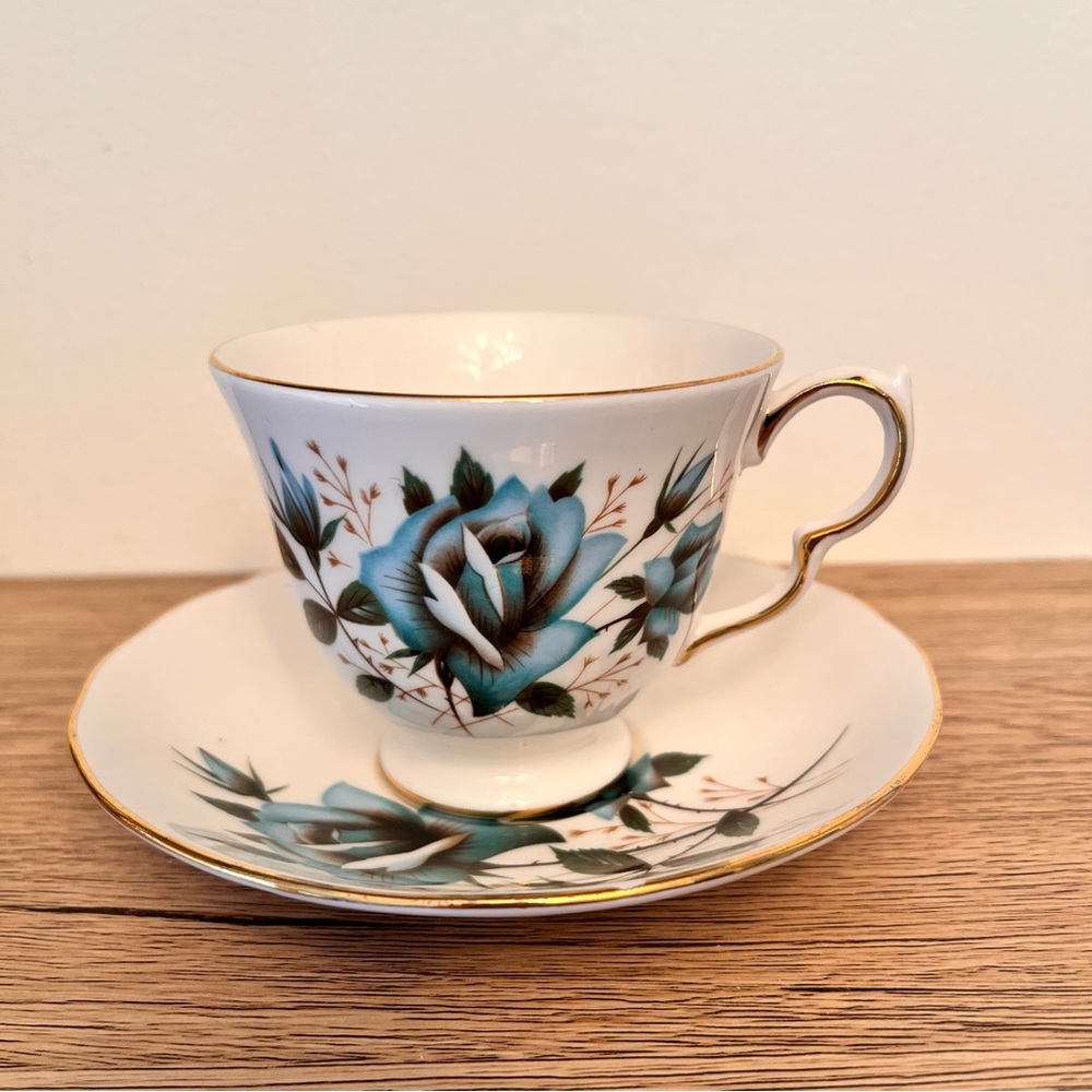 Set of 4 Vintage Royal Vale Blue Rose Bone China Teacups & Saucers England - Picture 2 of 8